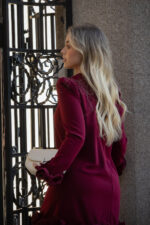 VESTIDO CURTO BORDEAUX COM FOLHOS PONTO CHIC - Image 11