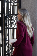 VESTIDO CURTO BORDEAUX COM FOLHOS PONTO CHIC - Image 6