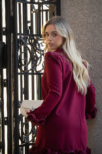 VESTIDO CURTO BORDEAUX COM FOLHOS PONTO CHIC - Image 6