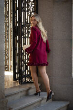 VESTIDO CURTO BORDEAUX COM FOLHOS PONTO CHIC - Image 8