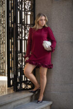 VESTIDO CURTO BORDEAUX COM FOLHOS PONTO CHIC - Image 9