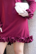 VESTIDO CURTO BORDEAUX COM FOLHOS PONTO CHIC - Image 7