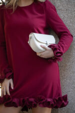 VESTIDO CURTO BORDEAUX COM FOLHOS PONTO CHIC - Image 7