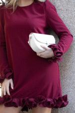 VESTIDO CURTO BORDEAUX COM FOLHOS PONTO CHIC - Image 8