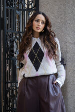 CAMISOLA DE MALHA BEGE COM PADRÃO LOSANGOS PONTO CHIC - Image 2