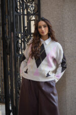 CAMISOLA DE MALHA BEGE COM PADRÃO LOSANGOS PONTO CHIC