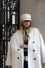 CHAPÉU CREME COM CORRENTE DOURADA RINASCIMENTO