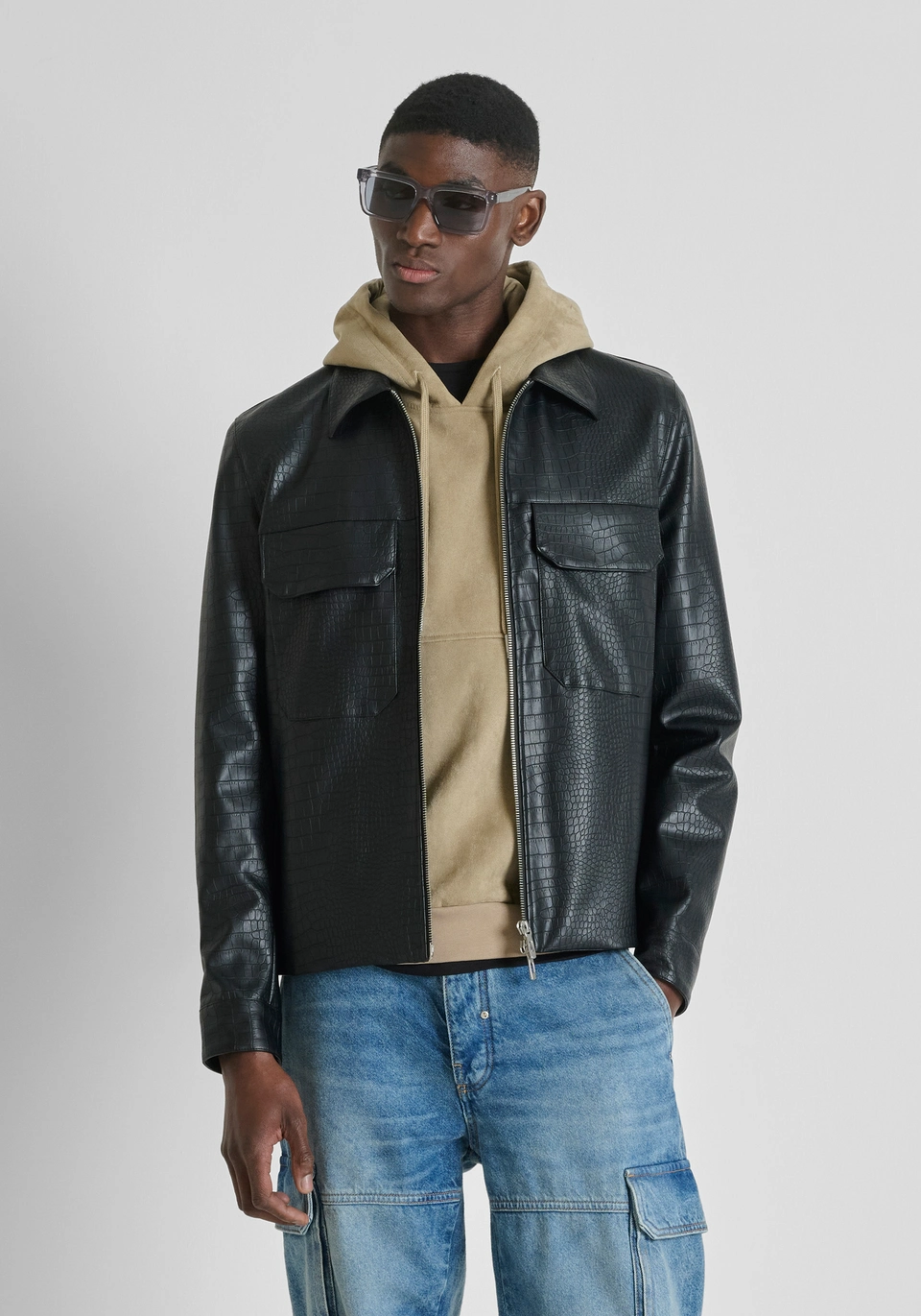 MMCO00974-FA210101-9000_02 CASACO BOMBER PRETO EM EFEITO CROCO ANTONY MORATO - Image 1