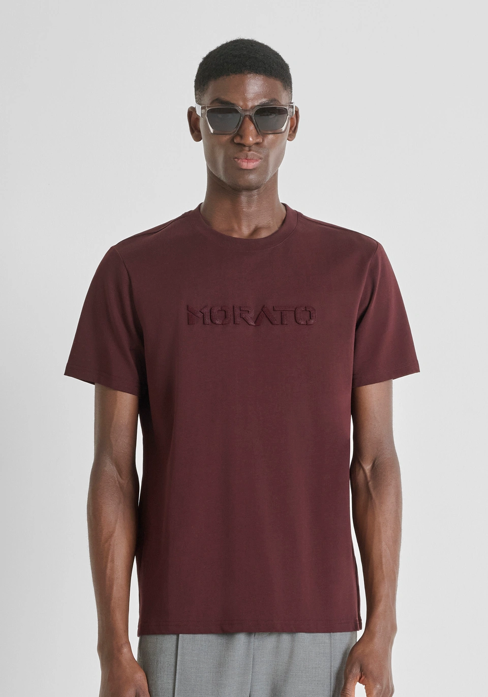 MMKS02550-FA100258-5105_01 T-SHIRT REGULAR FIT BORDEAUX COM LOGÓTIPO ANTONY MORATO - Image 1