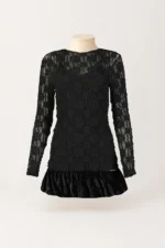 VESTIDO CURTO EM RENDA COM FOLHO EM VELUDO SAHOCO - Image 3