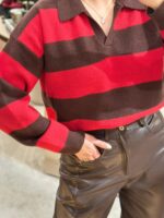 POLO CASTANHO E VERMELHO DECOTE EM V PONTO CHIC - Image 2