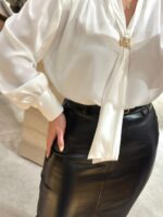 BLUSA BRANCA COM APLICAÇÃO DOURADA PONTO CHIC - Image 2