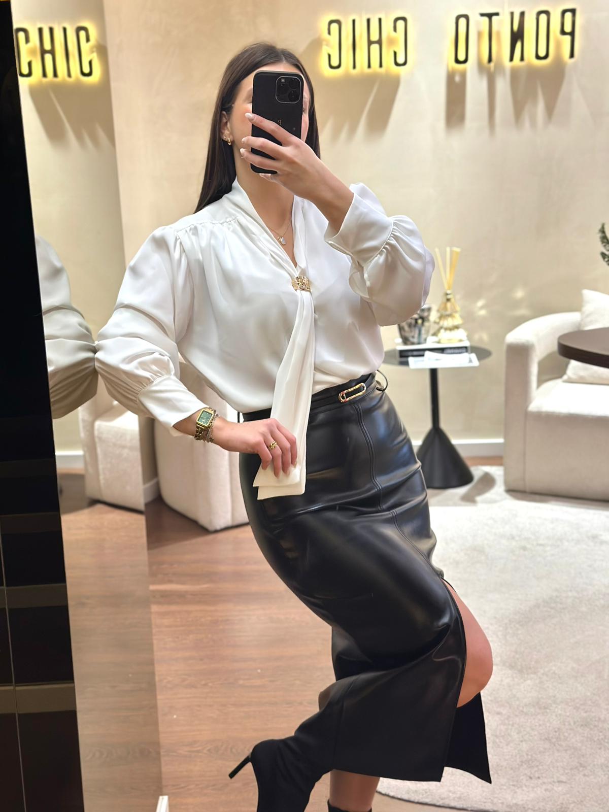 WhatsApp Image 2025-12-11 at 12.53.23 BLUSA BRANCA COM APLICAÇÃO DOURADA PONTO CHIC - Image 1