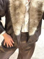 CASACO CASTANHO COM GOLA EM PELO PONTO CHIC - Image 2