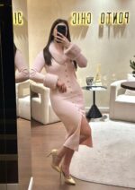 VESTIDO DE MALHA BEGE COM GOLA E PUNHOS EM PELO PONTO CHIC - Image 7