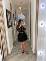 VESTIDO PRETO COM MANGAS EM TULE E CINTO IMPERIAL - Image 7