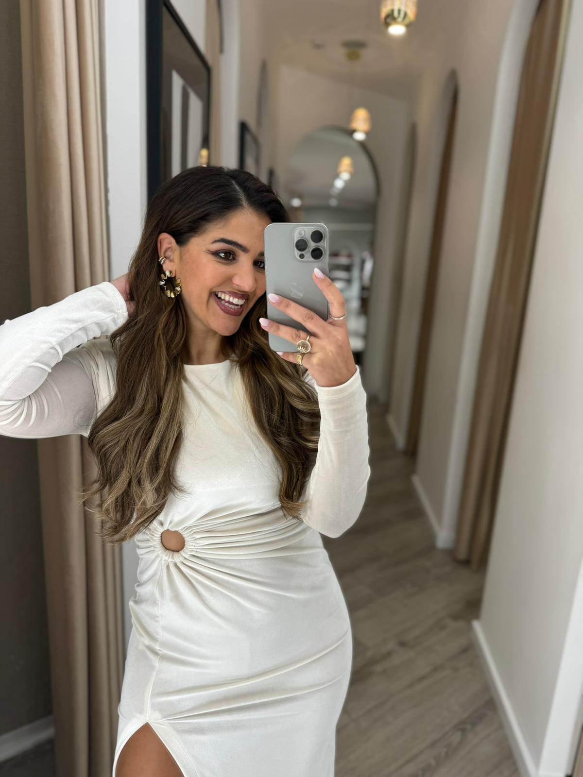 WhatsApp Image 2025-12-18 at 10.34.23 (1) VESTIDO EM VELUDO BEGE COM ARGOLA DIXIE - Image 1