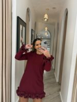 VESTIDO CURTO BORDEAUX COM FOLHOS PONTO CHIC - Image 5