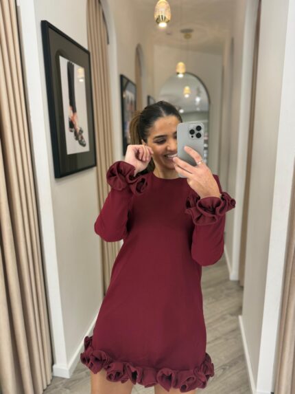 VESTIDO CURTO BORDEAUX COM FOLHOS PONTO CHIC