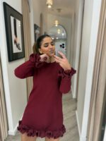 VESTIDO CURTO BORDEAUX COM FOLHOS PONTO CHIC - Image 2