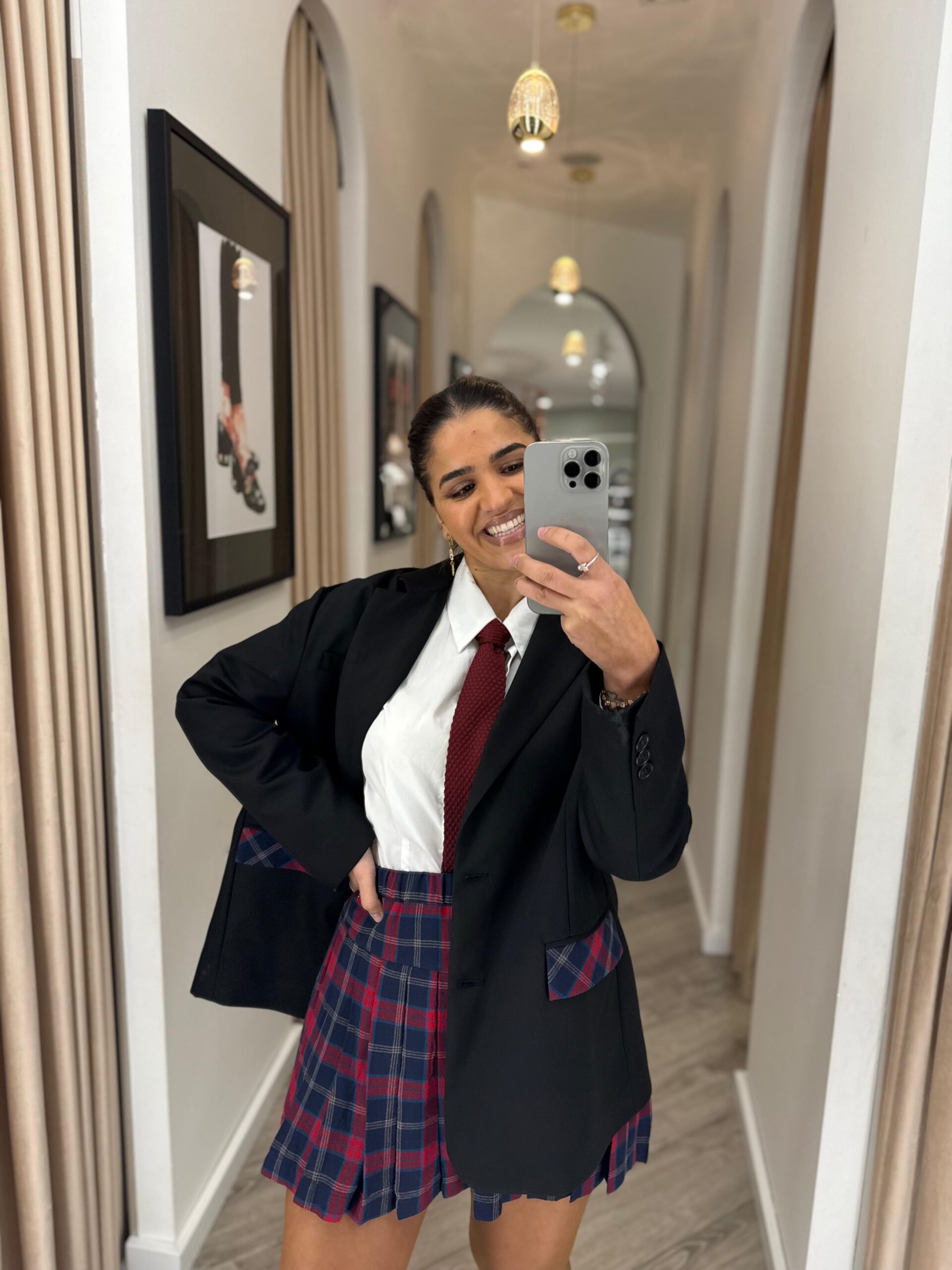 WhatsApp Image 2025-12-18 at 18.09.36 BLAZER PRETO COM DETALHES XADREZ DIXIE - Image 1