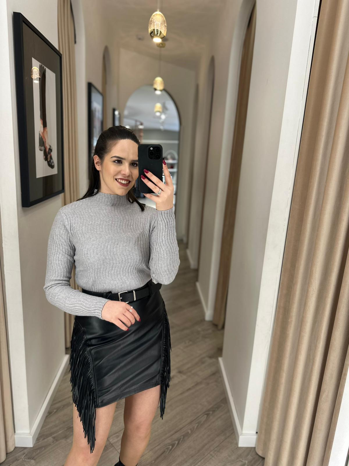 WhatsApp Image 2025-12-23 at 12.03.22 (1) CAMISOLA DE MALHA COM APLICAÇÕES DE LANTEJOULAS CINZA PONTO CHIC - Image 1