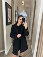 CASACO COM LAPELA CLÁSSICA E BOTÕES DOURADOS PRETO PONTO CHIC - Image 2