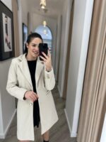 CASACO COM LAPELA CLÁSSICA E BOTÕES DOURADOS BEGE CLARO PONTO CHIC - Image 2