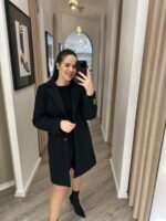 CASACO COM LAPELA CLÁSSICA E BOTÕES DOURADOS PRETO PONTO CHIC