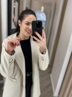 CASACO COM LAPELA CLÁSSICA E BOTÕES DOURADOS BEGE CLARO PONTO CHIC - Image 4