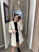 CASACO COM LAPELA CLÁSSICA E BOTÕES DOURADOS BEGE CLARO PONTO CHIC - Image 3