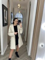 CASACO COM LAPELA CLÁSSICA E BOTÕES DOURADOS BEGE CLARO PONTO CHIC