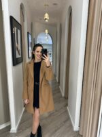 CASACO COM LAPELA CLÁSSICA E BOTÕES DOURADOS CAMEL PONTO CHIC