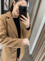 CASACO COM LAPELA CLÁSSICA E BOTÕES DOURADOS CAMEL PONTO CHIC - Image 4