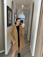 CASACO COM LAPELA CLÁSSICA E BOTÕES DOURADOS CAMEL PONTO CHIC - Image 2