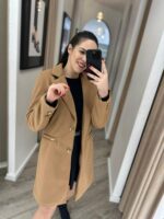 CASACO COM LAPELA CLÁSSICA E BOTÕES DOURADOS CAMEL PONTO CHIC - Image 3