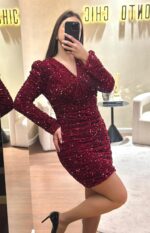 VESTIDO BORDEAUX CURTO COM LANTEJOULAS PONTO CHIC