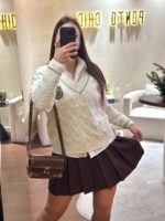 CAMISOLA DE MALHA CRU COM DECOTE EM V E DETALHE BRILHANTE PONTO CHIC - Image 2