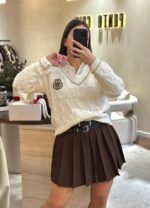 CAMISOLA DE MALHA CRU COM DECOTE EM V E DETALHE BRILHANTE PONTO CHIC - Image 4