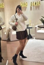 CAMISOLA DE MALHA CRU COM DECOTE EM V E DETALHE BRILHANTE PONTO CHIC