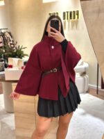 CAPA COM CINTO E GOLA ESTRUTURADA BORDÔ PONTO CHIC