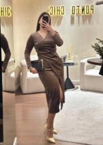 VESTIDO COM DECOTE EM V E ARGOLA DECORATIVA CASTANHO PONTO CHIC