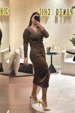 VESTIDO COM DECOTE EM V E ARGOLA DECORATIVA CASTANHO PONTO CHIC - Image 3