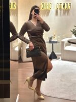 VESTIDO COM DECOTE EM V E ARGOLA DECORATIVA CASTANHO PONTO CHIC - Image 4