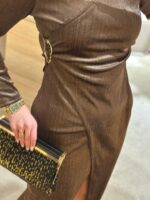 VESTIDO COM DECOTE EM V E ARGOLA DECORATIVA CASTANHO PONTO CHIC - Image 5