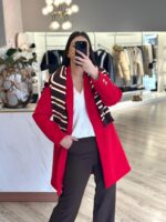 CASACO COM LAPELA CLÁSSICA E BOTÕES DOURADOS VERMELHO PONTO CHIC - Image 2