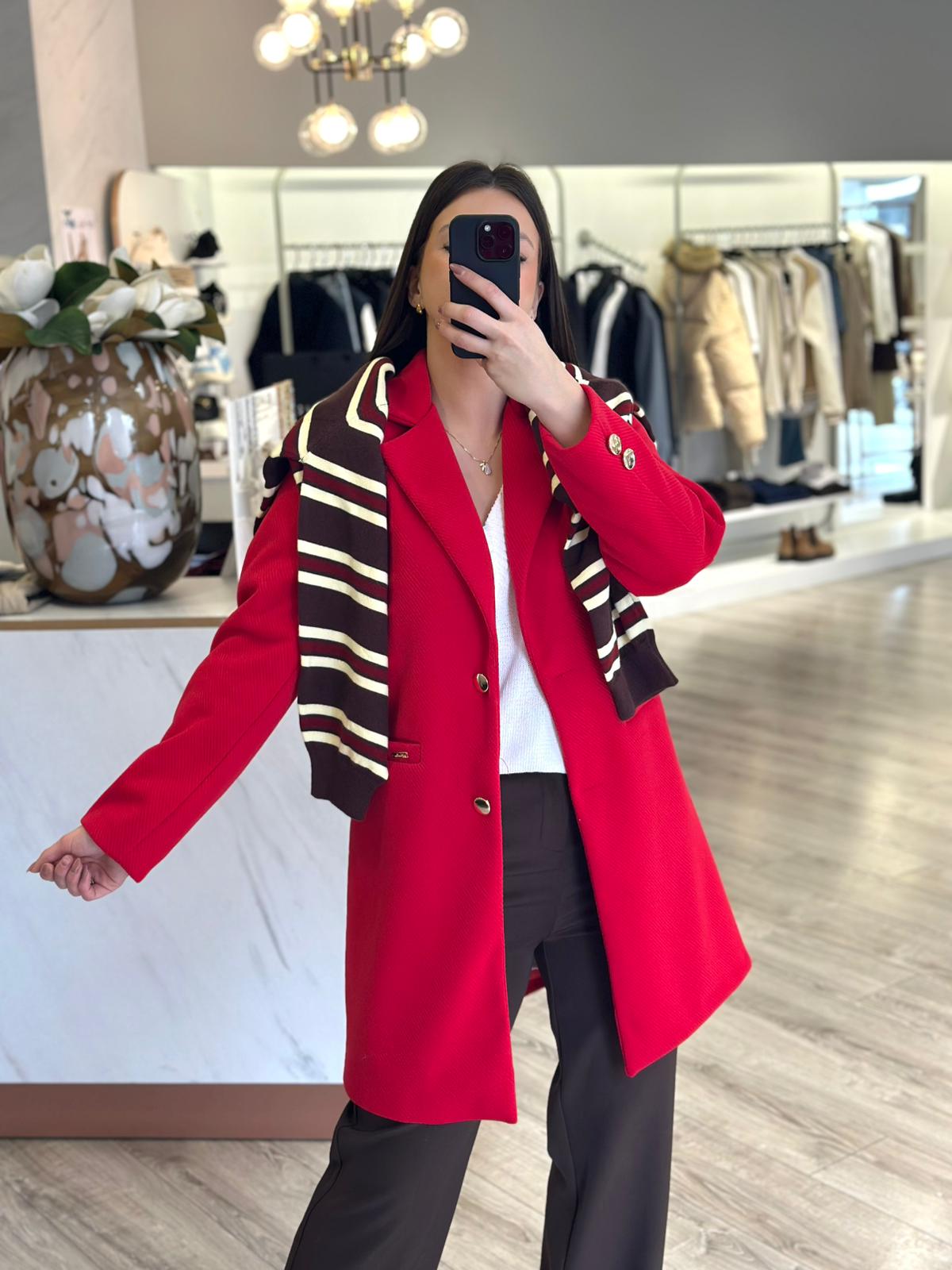 WhatsApp Image 2026-01-24 at 12.45.49 CASACO COM LAPELA CLÁSSICA E BOTÕES DOURADOS VERMELHO PONTO CHIC - Image 1