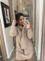 VESTIDO BEGE COM LENÇO INTEGRADO PONTO CHIC - Image 3