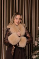 CASACO DE PELE COM GOLA E PUNHOS EM PELO FLO&CLO