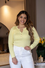 CAMISOLA  AMARELO SUAVE CANELADA COM BOTÕES PONTO CHIC